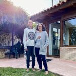 Nacho y Mariluz descansando en Casa Cueva La Luz