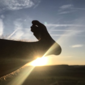 Tomar el sol y practicar grounding